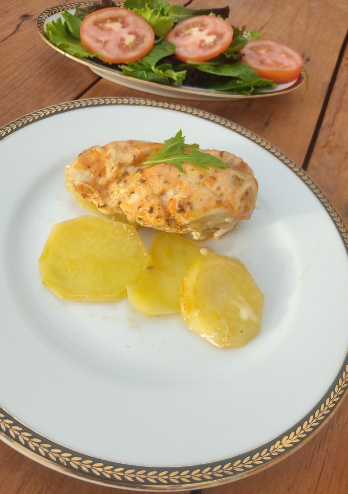 Una foto de Pechuga de pollo al horno con salsa de yogur y patatas
