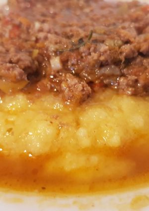 Una foto de Salsa Boloñesa con Polenta