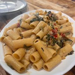 A picture of Quick and delicious sour cream rigatoni pasta with leek, pepper and spinach.