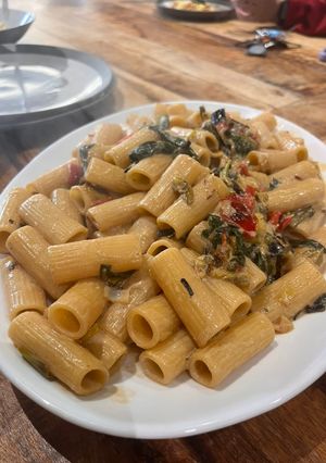 A picture of Quick and delicious sour cream rigatoni pasta with leek, pepper and spinach.