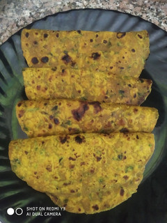 लहसुनी मैथी थेपला(Lahsuniya methi paratha recipe in Hindi) रेसिपी मुख्य फोटो