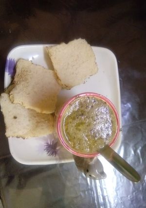 A picture of Chicken soup with bread toast.