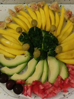 Una foto de Plato combinado de frutas y verduras