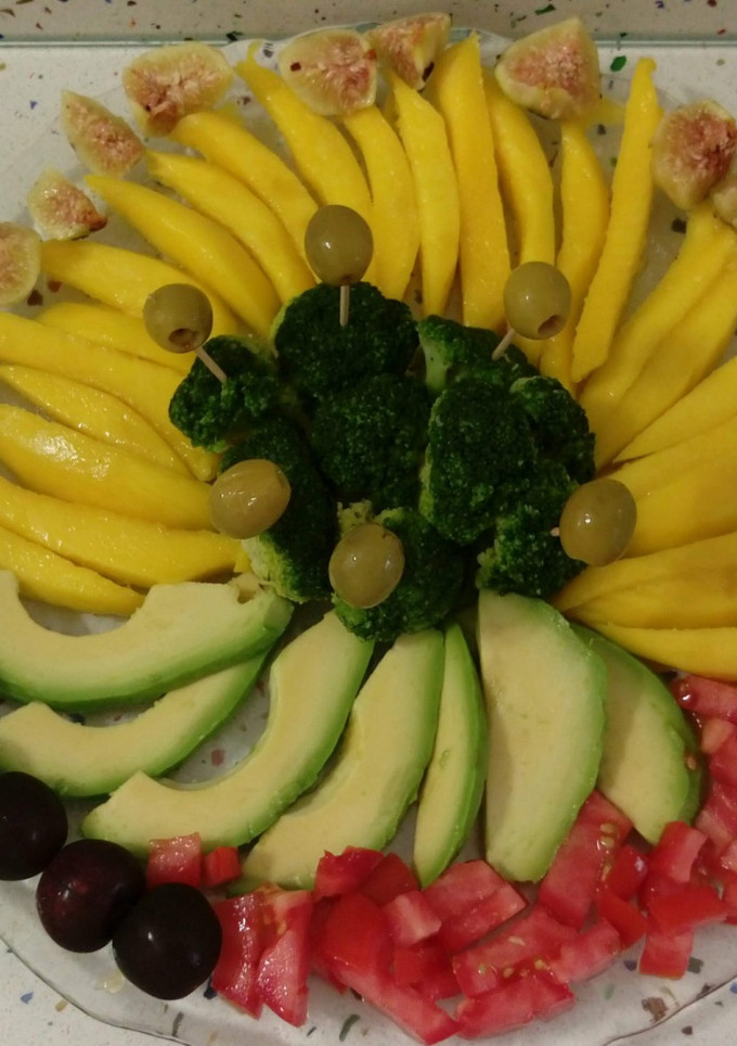 Una foto de Plato combinado de frutas y verduras