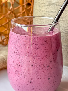 Una foto de Batido de avena y frutos rojos
