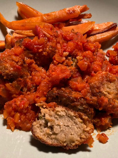 Una foto de Albóndigas caseras de berenjena con tomate