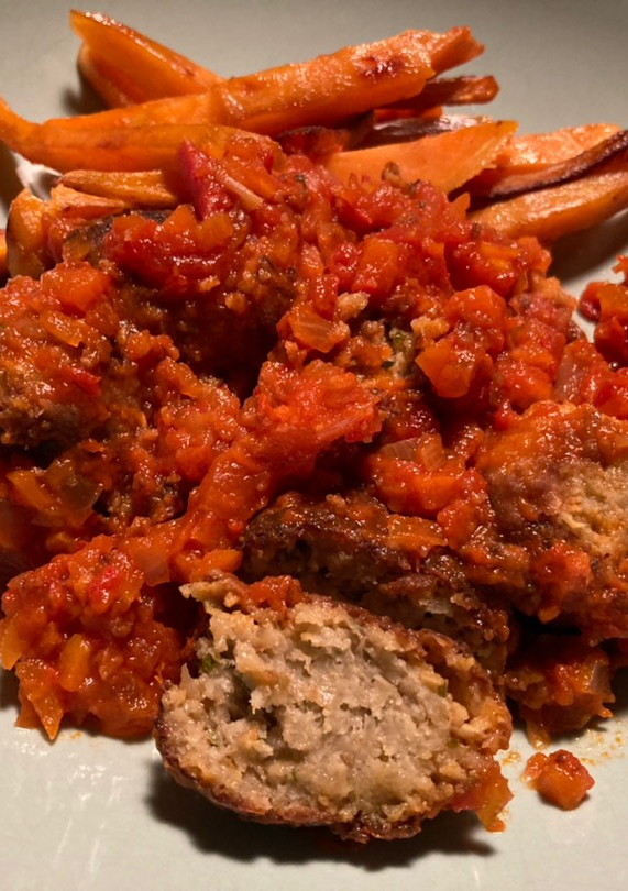 Una foto de Albóndigas caseras de berenjena con tomate