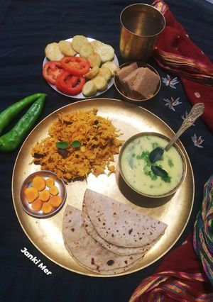 ખીચડી કઢી (Khichdi Kadhi Recipe In Gujarati) રેસીપી મુખ્ય ફોટો