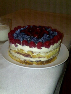 Una foto de Pastel de naranja con crema batida y frutos rojos