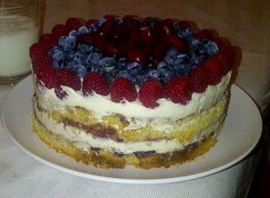 Una foto de Pastel de naranja con crema batida y frutos rojos