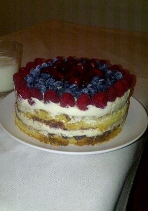 Una foto de Pastel de naranja con crema batida y frutos rojos