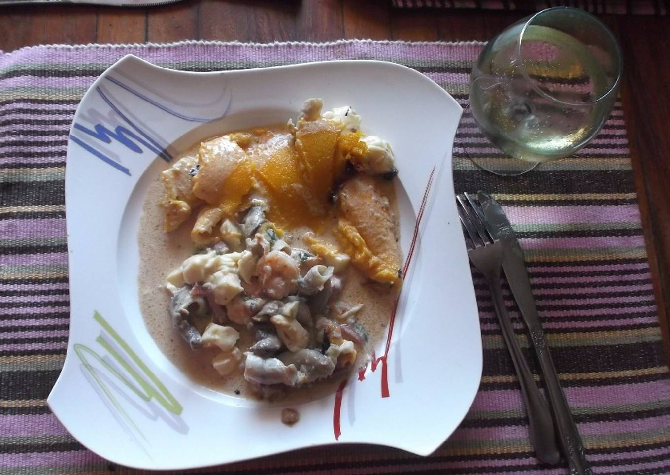 Calabaza rellena con camarones, quiguas y queso a las brasas