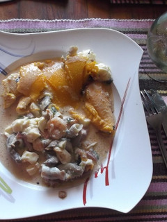 Una foto de Calabaza rellena con camarones, quiguas y queso a las brasas