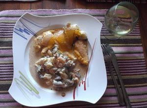 Una foto de Calabaza rellena con camarones, quiguas y queso a las brasas