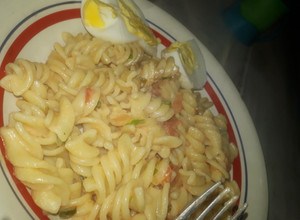 Una foto de Fideos salteados con cebolla, puerro, verdeo, huevo, tomate y casancrem