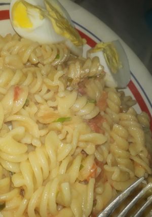 Una foto de Fideos salteados con cebolla, puerro, verdeo, huevo, tomate y casancrem