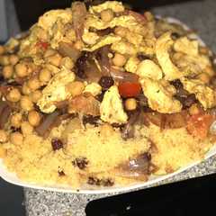 Una foto de Cous cous con pollo, pasas, garbanzos y sin verdura