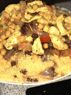 Una foto de Cous cous con pollo, pasas, garbanzos y sin verdura