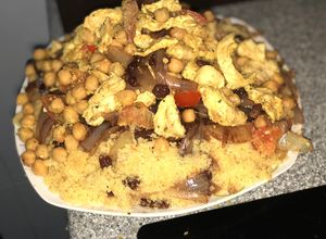 Foto principal de Cous cous con pollo, pasas, garbanzos y sin verdura