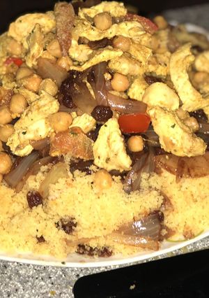 Una foto de Cous cous con pollo, pasas, garbanzos y sin verdura