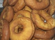 Una foto de roscas con polvo de hornear