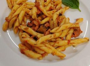 Foto di Trofie Fresche con Pancetta Affumicata, Salsiccia e Melanzane