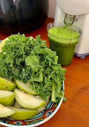 Hình của món Nước Ép Thanh Mát, Giải Nhiệt Ngày Hè: Combo Detox Cải kale Và Ổi 1:1.