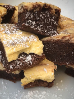Una foto de Brownie cheesecake 8° cumplemes de Mateo 👶🏼🥧🍫