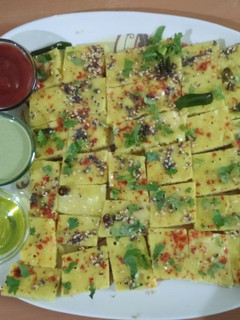લાઇવ ઢોકળા અને લીલી ચટણી (Live Dhokla Green Chutney recipe in Gujarati) રેસીપી મુખ્ય ફોટો