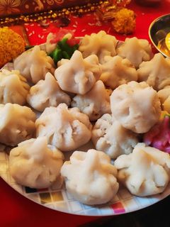 उकडीचे मोदक (ukdiche modak recipe in marathi) रेसिपी चे मुख्य फोटो 