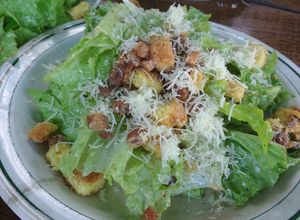 Una foto de Ensalada César criolla