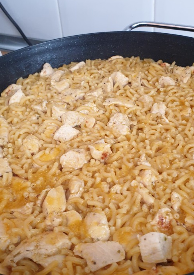 Una foto de Fideuá de pollo