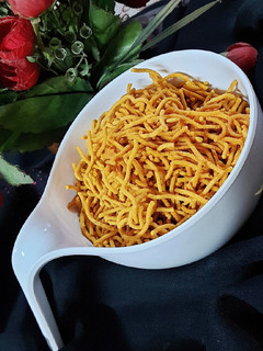 सेव नमकीन(sev namkeen recipe in hindi) रेसिपी मुख्य फोटो