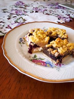 Túrós/ diós meggyes reszelt sütemény recept fotója