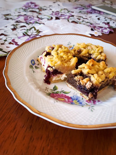 Túrós/ diós meggyes reszelt sütemény recept fotója