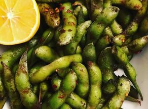 Una foto de Edamame con limón y chile