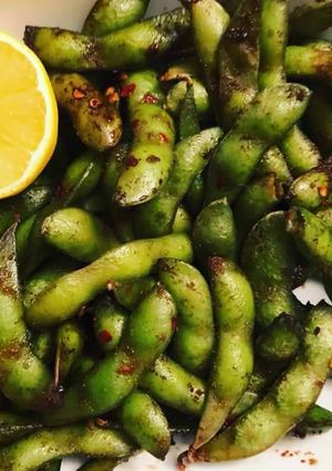 Una foto de Edamame con limón y chile