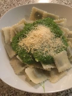 Una foto de Ravioles con pesto de rúcula