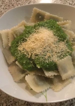 Una foto de Ravioles con pesto de rúcula