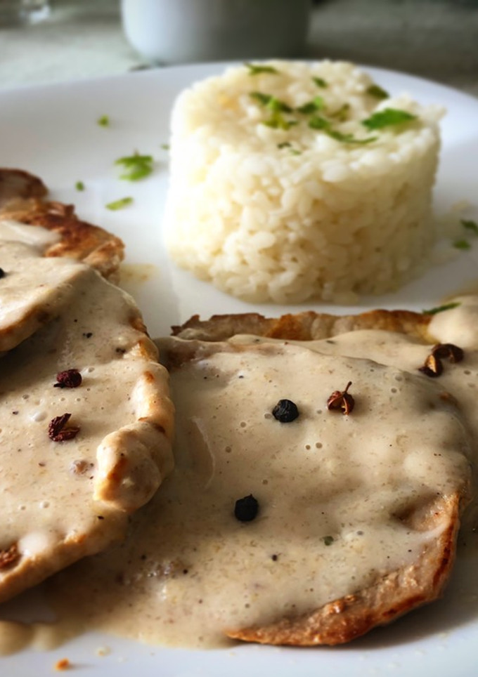 Una foto de Salsa ligera de pimienta con leche de almendra y queso light