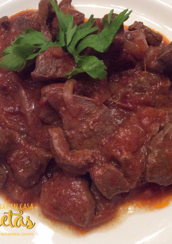 Una foto de Hígado encebollado con tomate