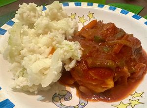 Una foto de Pollo a la pomarola con arroz revuelto
