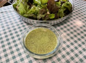 Une photo de Sauce salade à la moutarde d’Orléans, persil plat et huile d’avocat