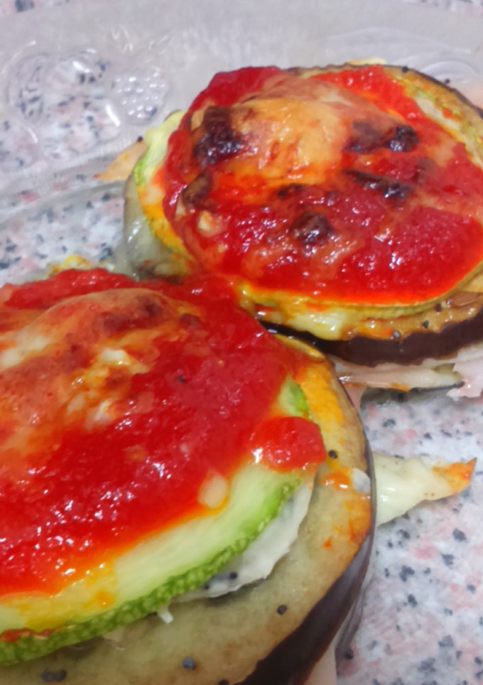 Una foto de Milhojas de verduras con pavo