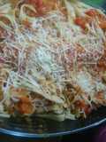 Fideos caseros con salsa de tomate natural