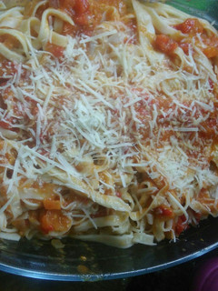 Una foto de Fideos caseros con salsa de tomate natural