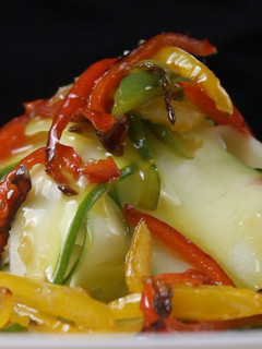 Una foto de Ensalada de calabacín y pimientos en 10 min 👉 Ensaladas Veganas Fáciles