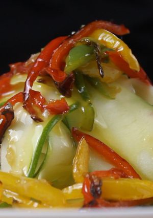 Foto principal de Ensalada de calabacín y pimientos en 10 min 👉 Ensaladas Veganas Fáciles