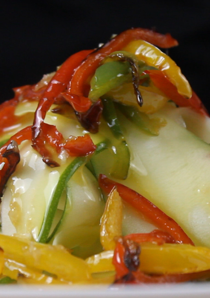 Una foto de Ensalada de calabacín y pimientos en 10 min 👉 Ensaladas Veganas Fáciles