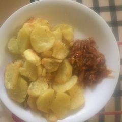A picture of Fried sweet potatoes with sauce.